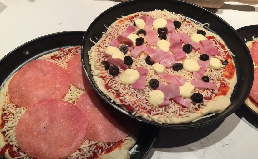 Pizza vom Grill – perfekt dank Blaublech und Pizzastein