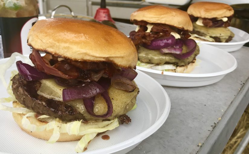 „Hurricane-Festival-Burger“ (Angus-Beef im Brioche-Bun mit Cheddar, BBQ-Soße, Bacon, Zwiebeln, Salat und Hollandaise)