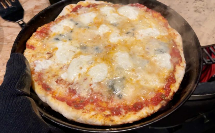 Pizza „4-Käse“ mit Gorgonzola, Burrata, Parmesan und Gouda